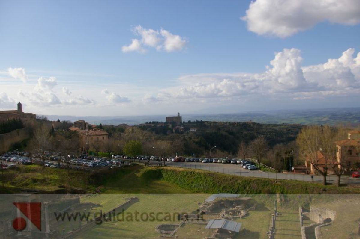 Veduta panoramica dell'anfiteatro a Volterra