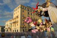 Carro di Carnevale nei pressi dell'Hotel President, Viareggio