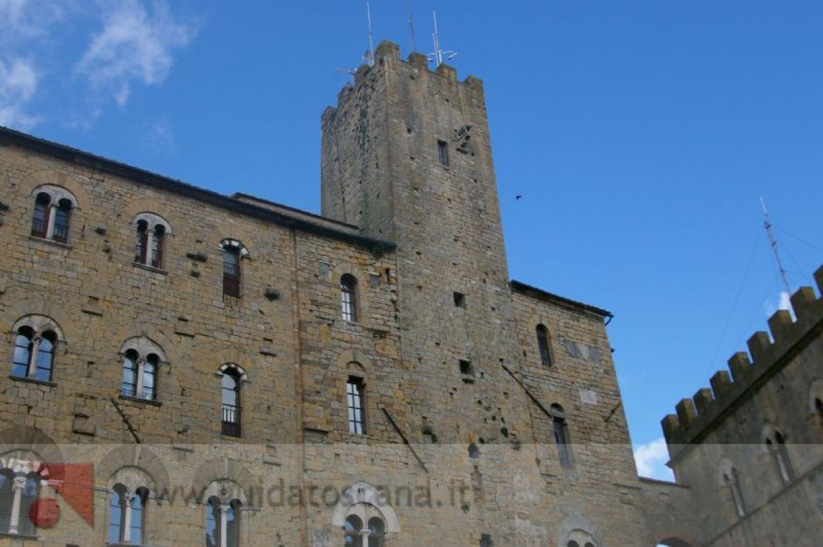 Torre Palacio Pretorio y Piggy - Volterra