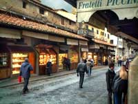 Compras en el Ponte Vecchio en Florencia